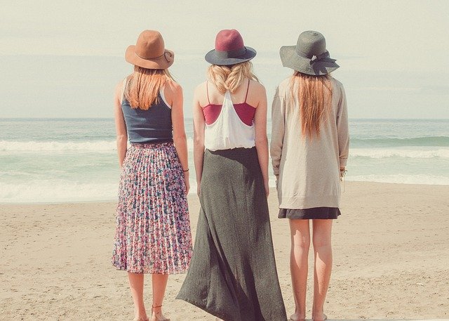 jeunes femmes sur la plage